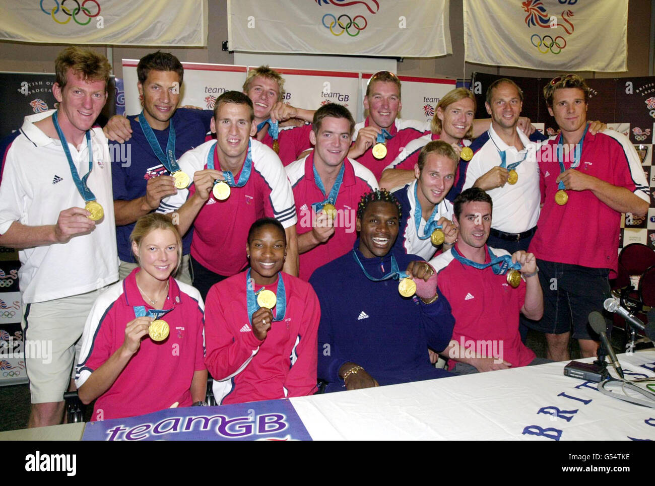 The British Olympic Chmpions show off their gold medals during a news conference at London's Heathrow Airport when they returned from Sydney with other members ofthe Olympic team. *Olympic Gold Medallists: Back Row, Steve Trapmore (Eights), Rowley Douglas (Eights), Ben Hunt-Davies (Eights), Matthew Pinsent (Coxless Four), Tim Foster (Coxless Four), Steve Redgrave (Coxless Four), James Cracknell (Coxless Four). Middle Row: Simon Dennis (Eights), Luka Grubor (Eights), Andrew Lindsay (Eights). Front Row: Stephanie Cook (Pentathlon), Denise Lewis (Heptathlon), Audley Harrison (Super-heavyweight Stock Photo