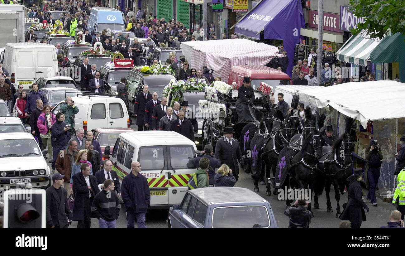 The horse drawn funeral cortege of former East London villian Reggie Kray, makes its way down Bethnal green road after leaving a local undertaker. The gangland killer died a month after being freed from a life prison sentence on compassionate grounds. * and 10 days after leaving the Norfolk & Norwich hospital. After a service at St Matthew's Church, Tower Hamlets, he will be buried in the family plot at Chingford Mount Cemetery alongside his brother Ronnie and Charlie. The Krays' gang, The Firm, had a Mafia-style grip on London's East End in the 1960s. Stock Photo