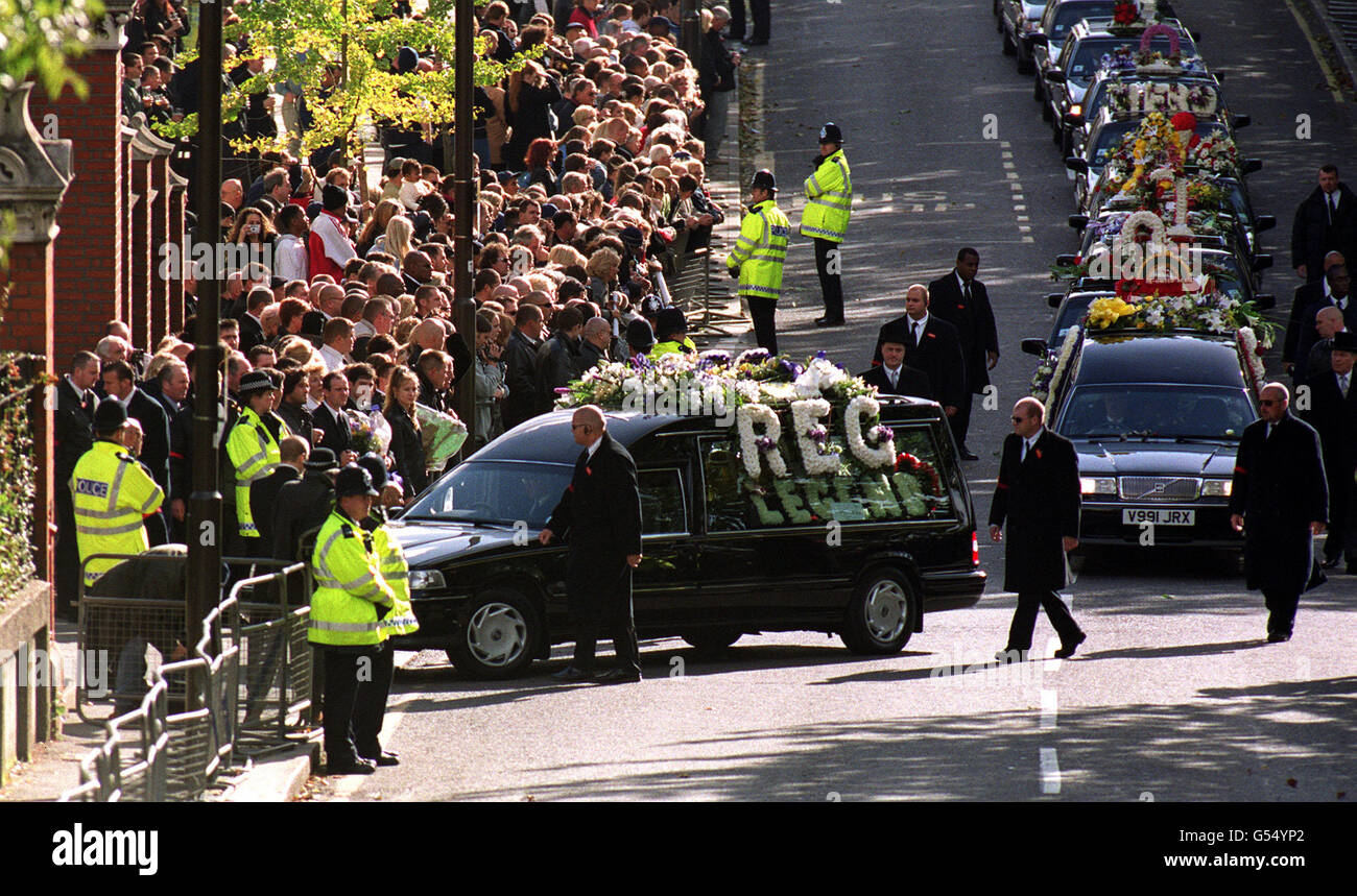 Reggie Kray's funeral cortege arriving at Chingford Mount cemetery, London, for his burial. The gangland killer died a month after being freed from a life prison sentence on compassionate grounds and 10 days after leaving the Norfolk & Norwich Hospital. *... After a service at St Matthew's Church, Tower Hamlets, he will be buried in the family plot at Chingford Mount Cemetery alongside his brother Ronnie and Charlie. Stock Photo