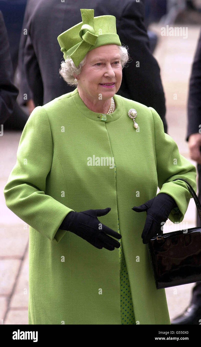 queen elizabeth 2 green dress Queen Elizabeth Best Outfits: Queen Elizabeth II Dresses