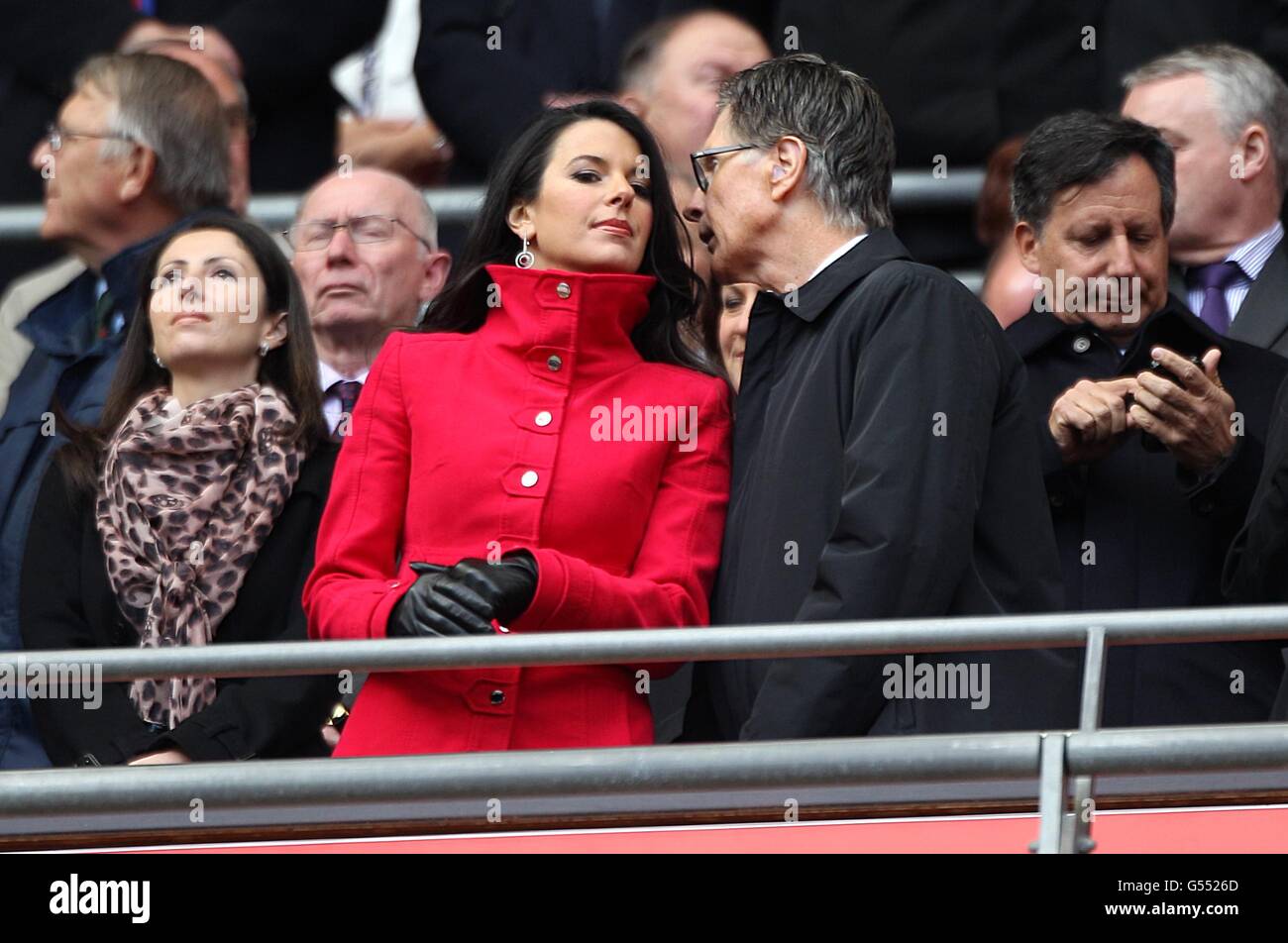 JOHN W. HENRY & WIFE LINDA PIZ LIVERPOOL FC OWNER ANFIELD LIVERPOOL ENGLAND  13 August 2011 Stock Photo - Alamy