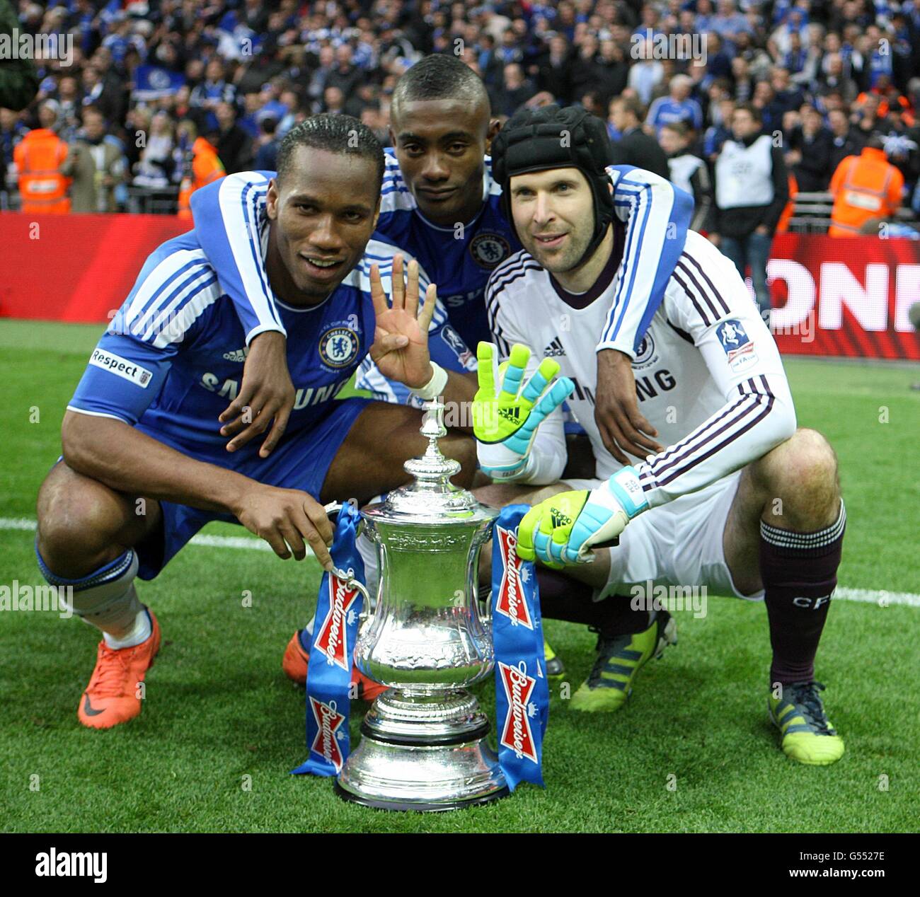 Vellykket karakter Strengt Chelsea's Didier Drogba (left), Salomon Kalou and goalkeeper Petr Cech  (right) celebrate with the FA Cup trophy after victory over Liverpool Stock  Photo - Alamy