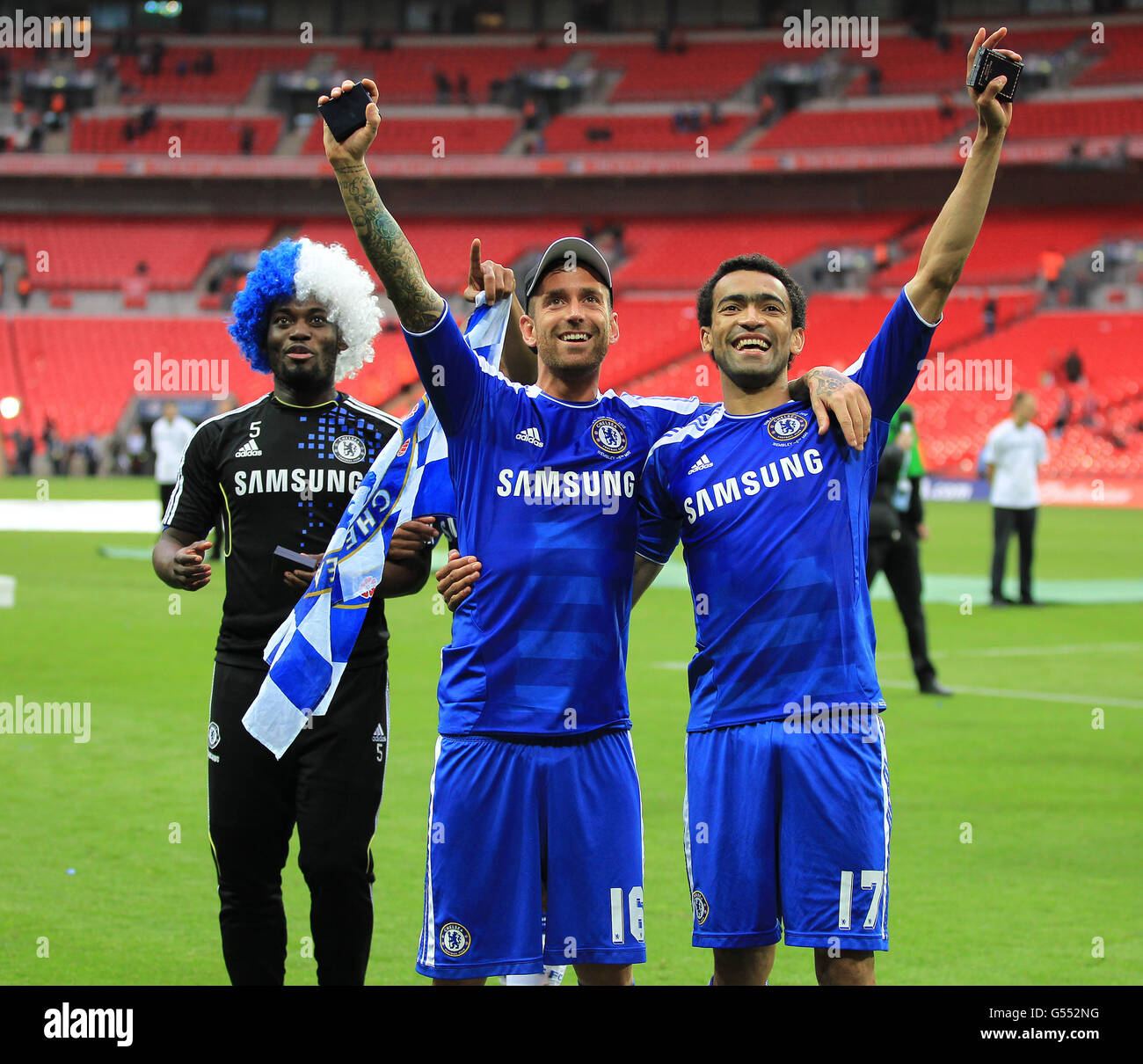 Soccer - FA Cup - Final - Liverpool v Chelsea - Wembley Stadium. Chelsea's Jose Bosingwa and Raul Meireles celebrate Stock Photo