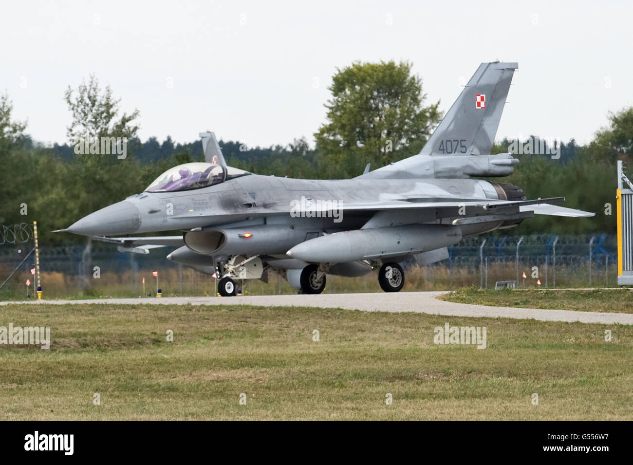 F16 jet fighter hi-res stock photography and images - Alamy