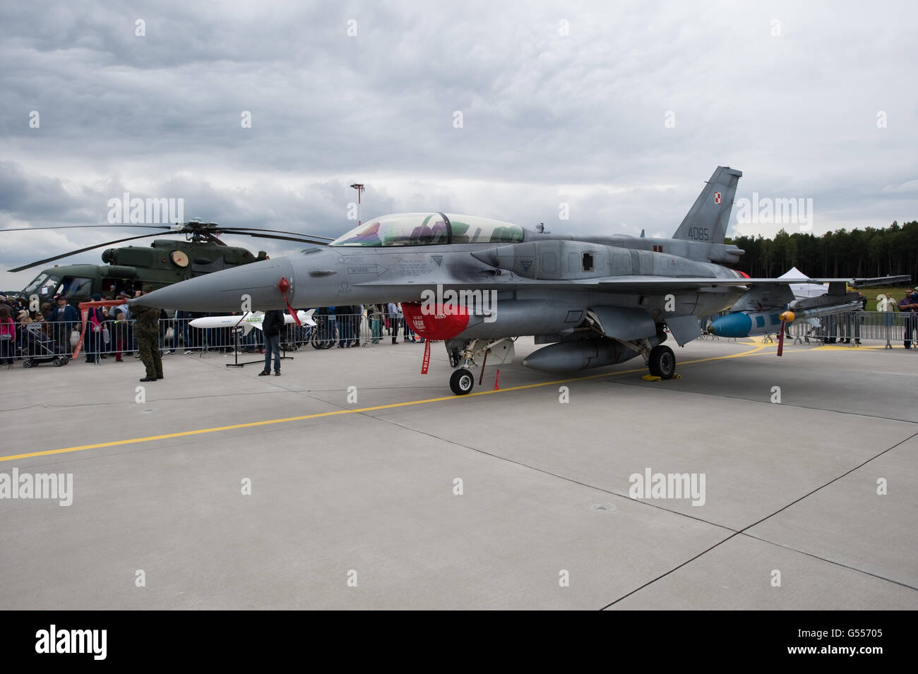 Lask, Poland. 26th September, 2015. F16 jet fighter of Polish Air Force ©Marcin Rozpedowski/Alamy Stock Photo Stock Photo