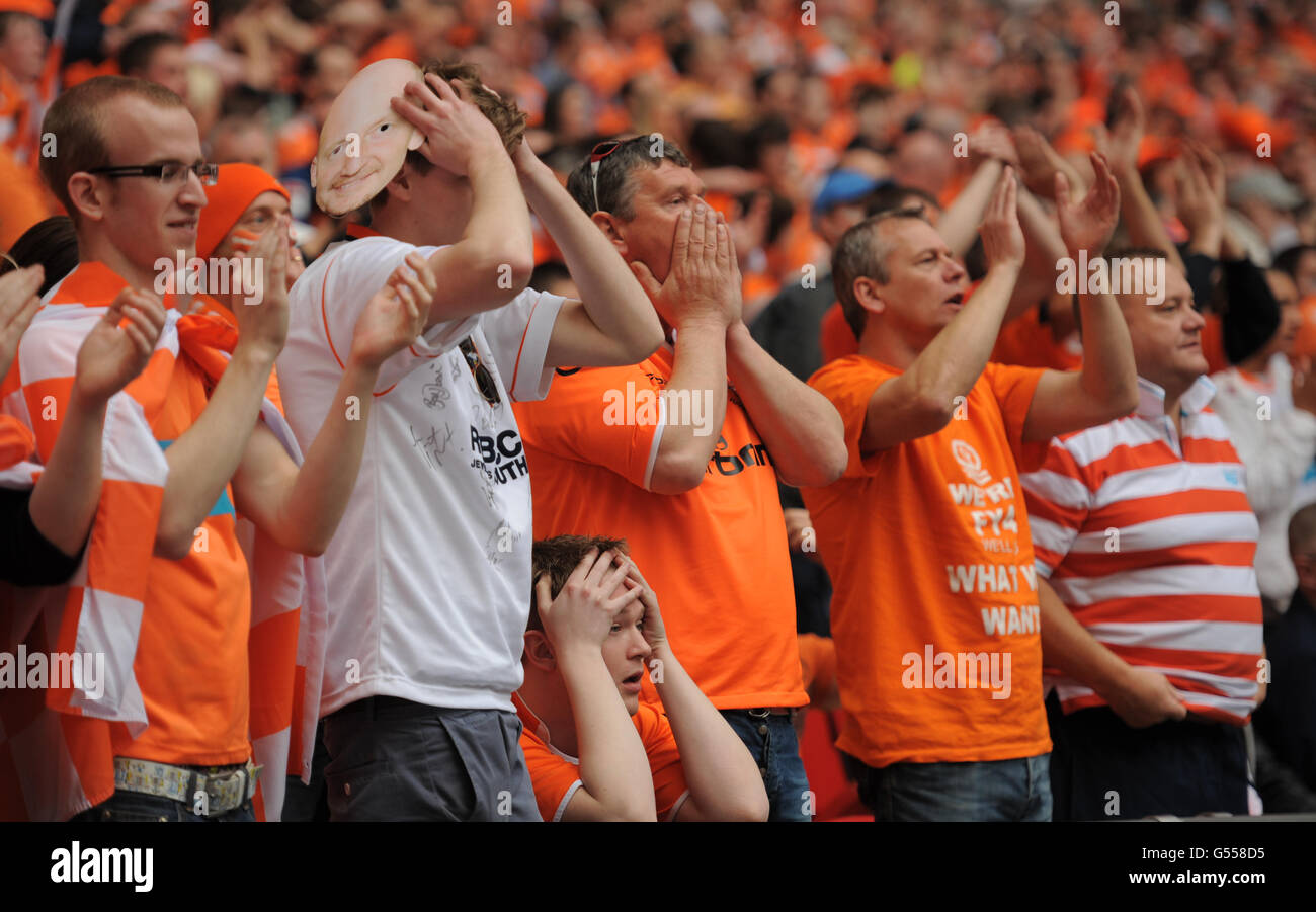 Blackpool fans react in the stands hi-res stock photography and images ...