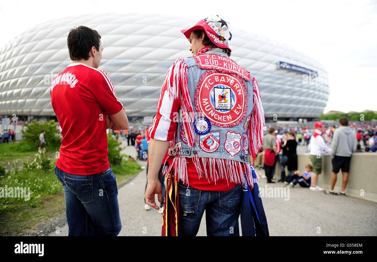 Fans outside the allianz arena hi-res stock photography and images - Alamy