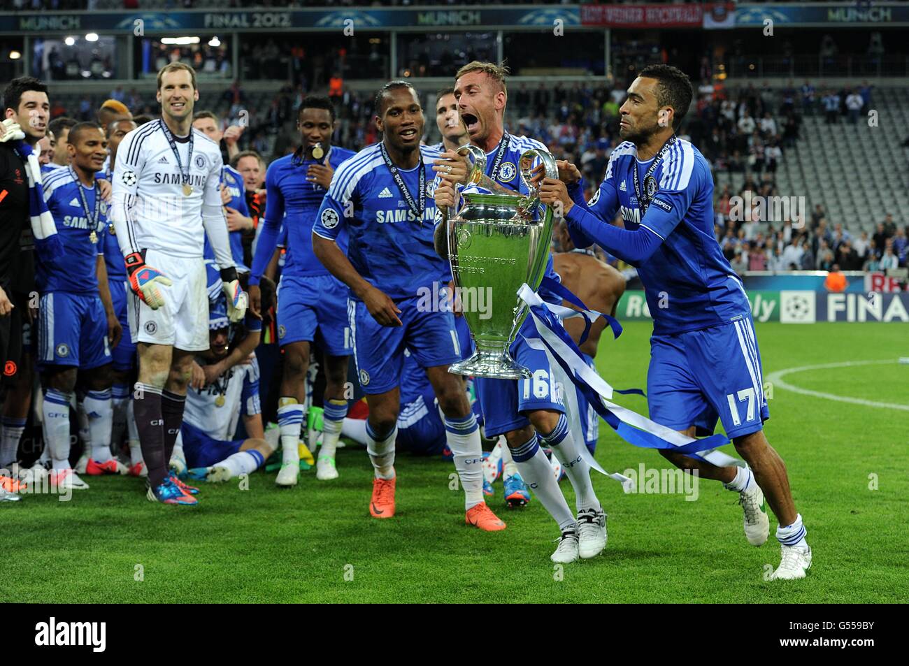 Soccer - UEFA Champions League - Final - Bayern Munich v Chelsea - Allianz Arena. Chelsea's Jose Bosingwa (right) and Raul Meireles (second right) celebrate winning the UEFA Champions League, after the final whistle Stock Photo