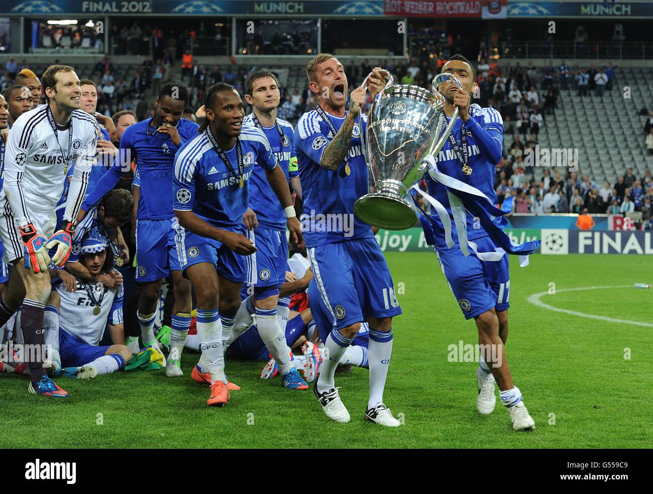Chelsea's Jose Bosingwa (right) and Raul Meireles (second right) celebrate winning the UEFA Champions League, after the final whistle Stock Photo