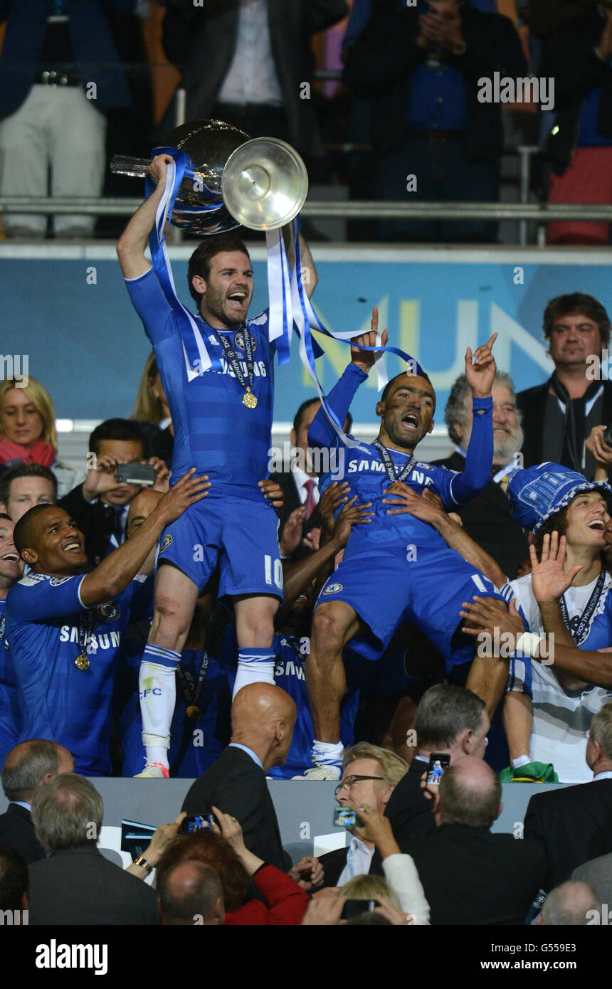 Soccer - UEFA Champions League - Final - Bayern Munich v Chelsea - Allianz Arena. Chelsea's Juan Mata (left) celebrates with the trophy following the UEFA Champions League Final at the Allianz Arena, Munich, Germany. Stock Photo