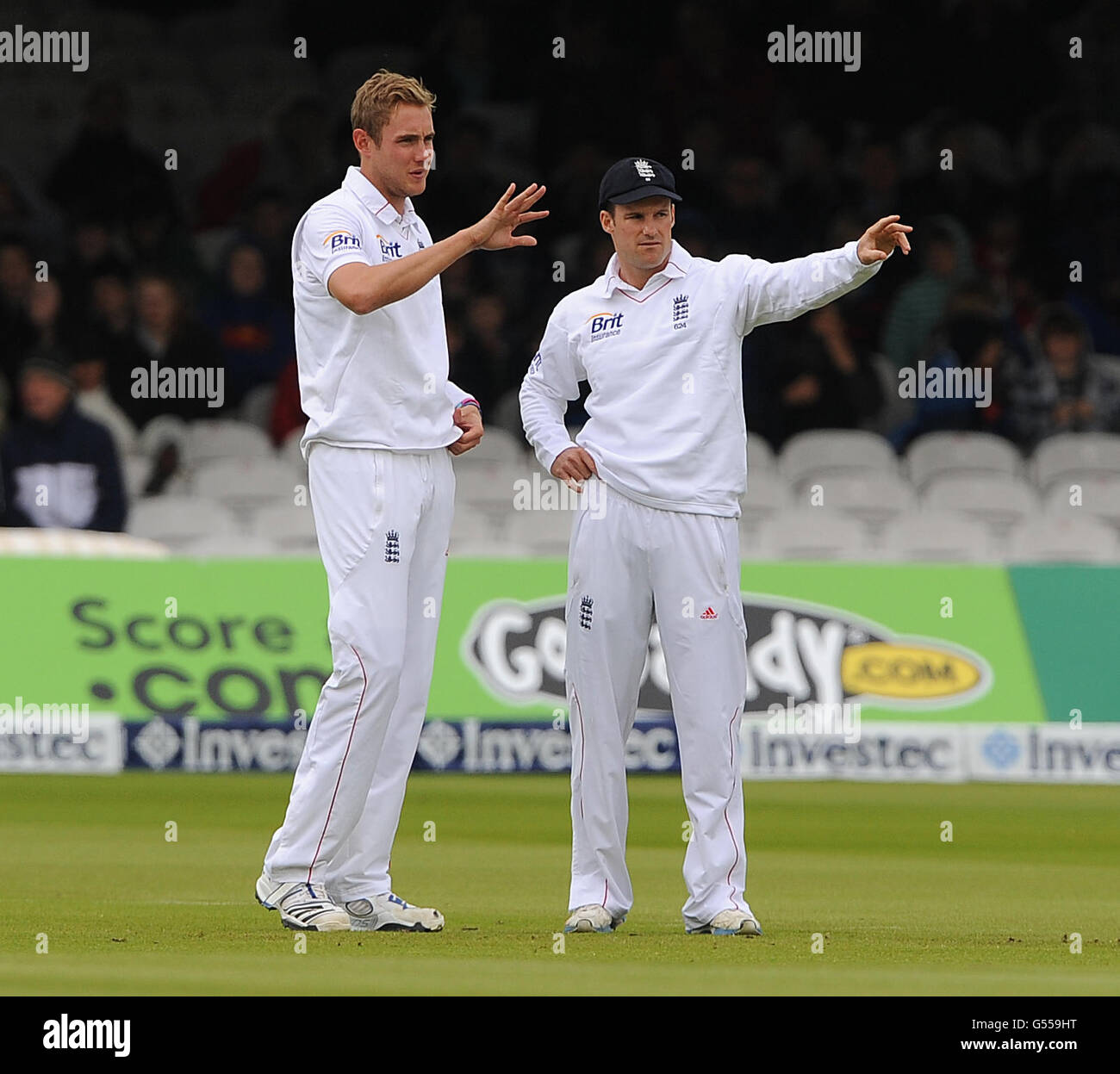 Cricket - 2012 Investec Test Series - England v West Indies - First Test - Day Four - Lord's Cricket Ground. England's Stuart Broad (left) discusses field placings against the West Indies with Captain Andrew Strauss. Stock Photo