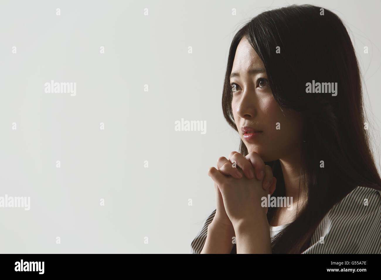 Japanese young woman praying Stock Photo - Alamy