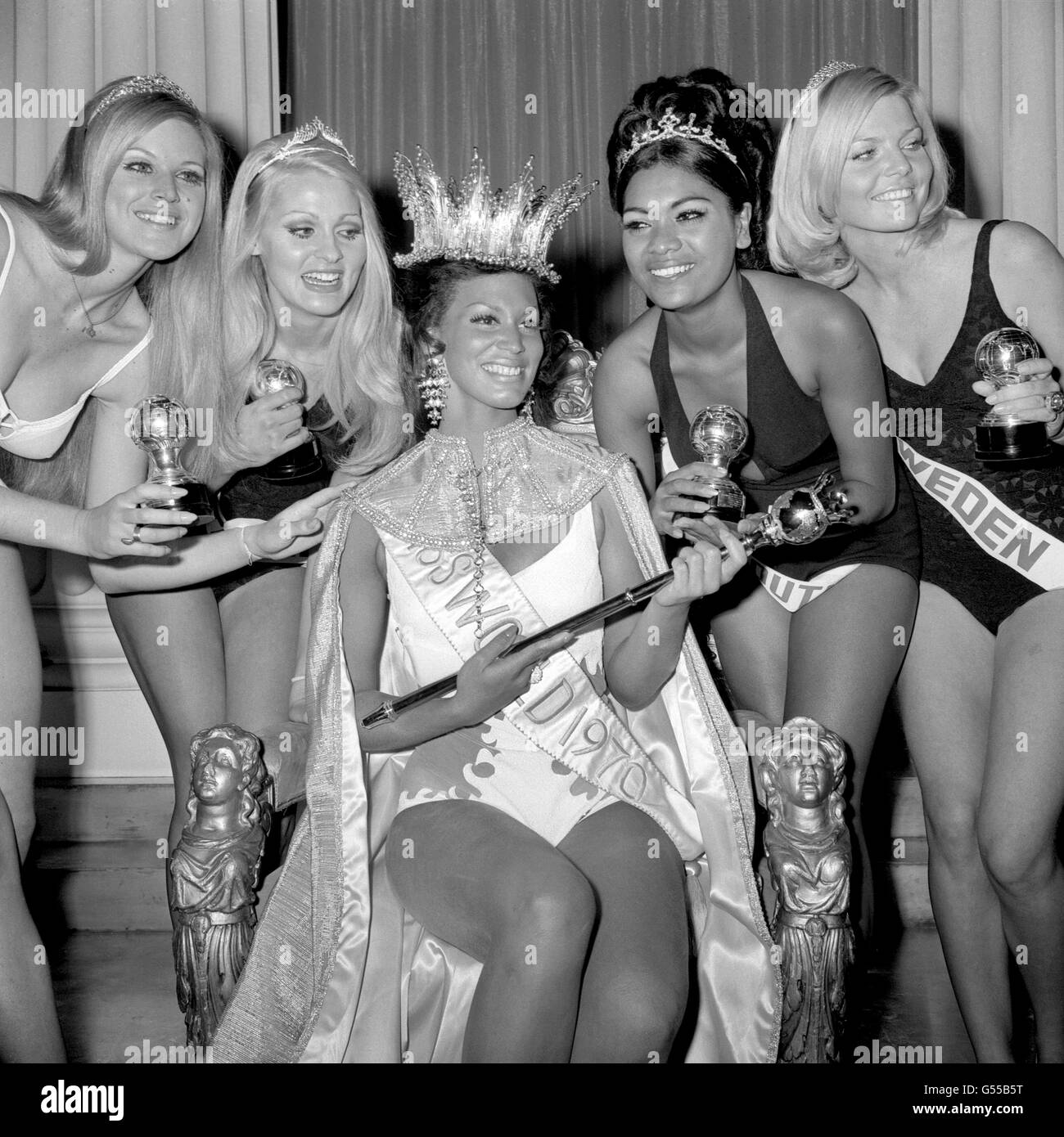 MISS WORLD 1970: Five finalists in the Miss World 1970 contest at the Royal Albert Hall - the winner, Jennifer Hosten (Miss Grenada), 22, surrounded by (l-r) Miss Israel, Miss South Africa, Miss Africa South and Miss Sweden. Stock Photo