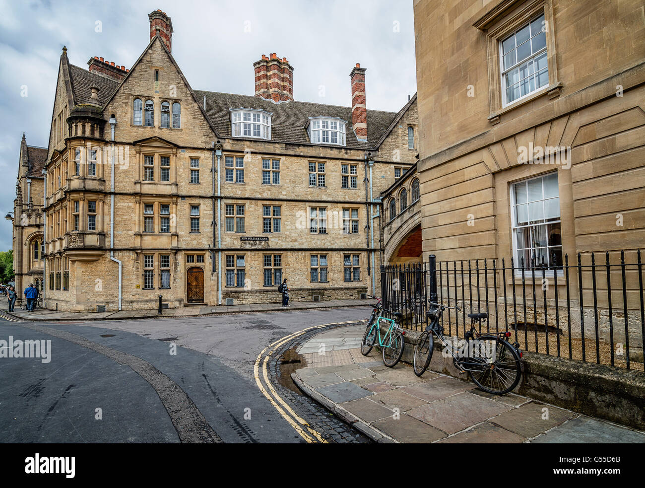 Oxford, UK - August 14, 2015: New College Lane and Bridge of Sighs in Oxford with bicycles parked in the fence iron. The city is Stock Photo