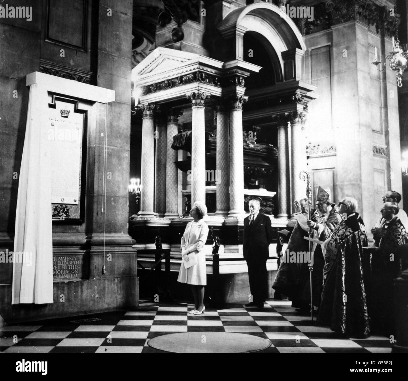 Queen Elizabeth II views the tablet after unveiling the memorial commemorating the 200 years service of the former Indian Army in St Paul's Cathedral. Watching are field Marshall Sir Claude Auchinleck, left; the Bishop of London, Dr Robert Stopford; and the Dean of St Paul's, the Very Rev. Martin Sullivan. Stock Photo