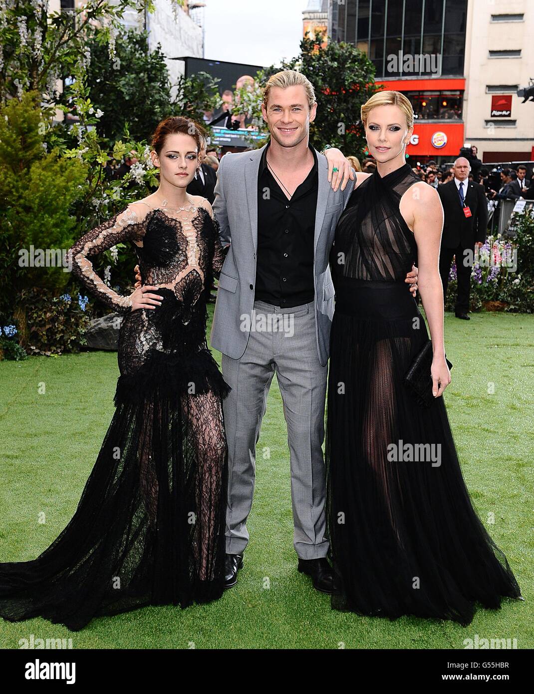 Kristen Stewart And Chris Hemsworth Kiss Scene