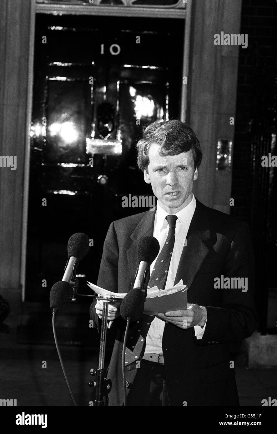 PA PHOTO 6/7/1988 SPORTS MINISTER, COLIN MOYNIHAN ANNOUNCING THE GOVERNMENT'S INTENTION TO INTRODUCE LEGISLATION FORCING 92 FOOTBALL LEAGUE CLUBS TO BRING IN A NATIONWIDE MEMBERSHIP CARD SCHEME, FROM THE DOORSTEPS OF 10 DOWNING STREET, LONDON. Stock Photo