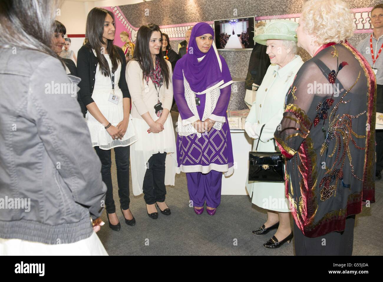 Queen Elizabeth II meeting fashion students during her visit to the Burnley College and UCLan. Stock Photo