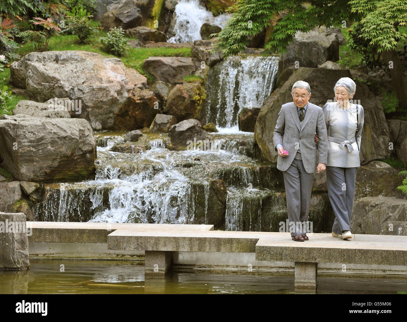 RETRANSMITTED CORRECTING EMPEROR'S NAME The Emperor and Empress of Japan Akihito and Michiko walk across a concrete bridge, as they tour the Kyoto Japanese Garden, in Holland Park West London. Stock Photo