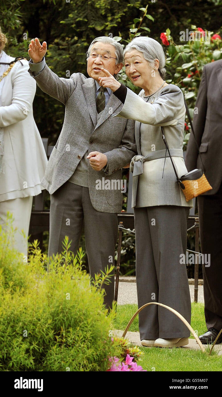 RETRANSMITTED CORRECTING EMPEROR'S NAME The Emperor and Empress of Japan Akihito and Michiko stop to admire the view, as they tour the Kyoto Japanese Garden, in Holland Park West London. Stock Photo