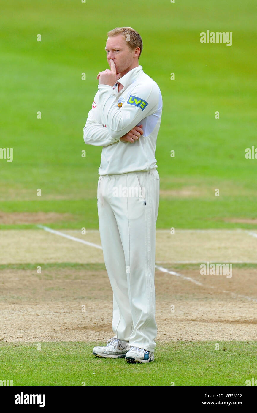 Cricket - LV= County Championship - Division One - Surrey v Somerset - Day Three - The Kia Oval. Surrey's Gareth barry looks ponderous in the field Stock Photo
