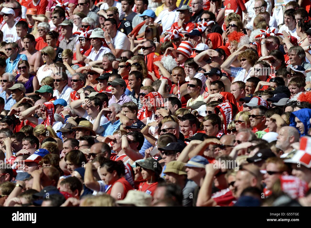 Soccer - npower Football League Two - Play Off Final - Cheltenham Town v Crewe Alexandra - Wembley Stadium. Fans shield their eyes from the sun in the stands Stock Photo