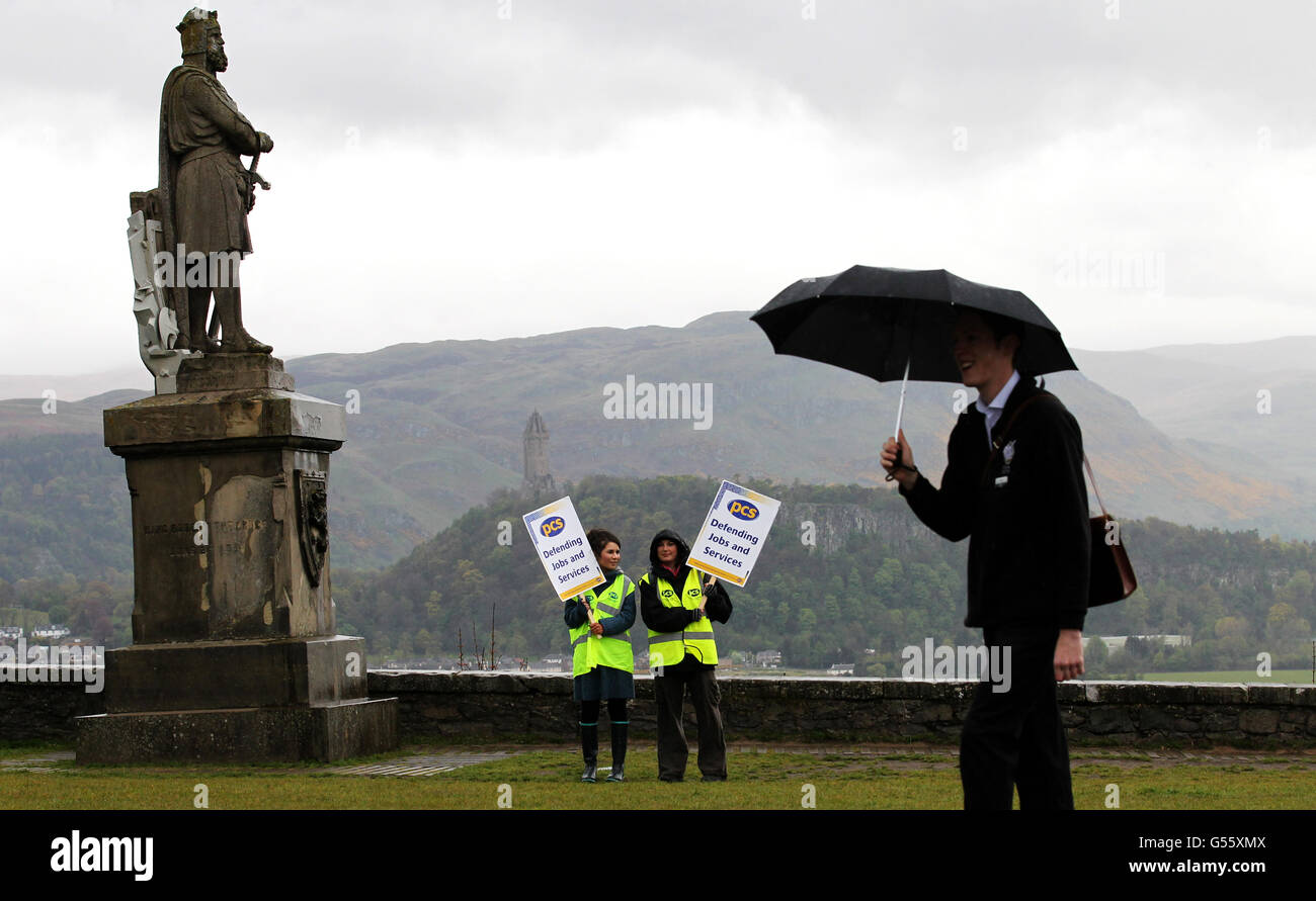 Historic Scotland staff Eilidh Anderson (left) and Suzy Gibson stand next to a statue of Robert the Bruce at Stirling Castle, as public sector workers go on strike in a row over pensions. Stock Photo