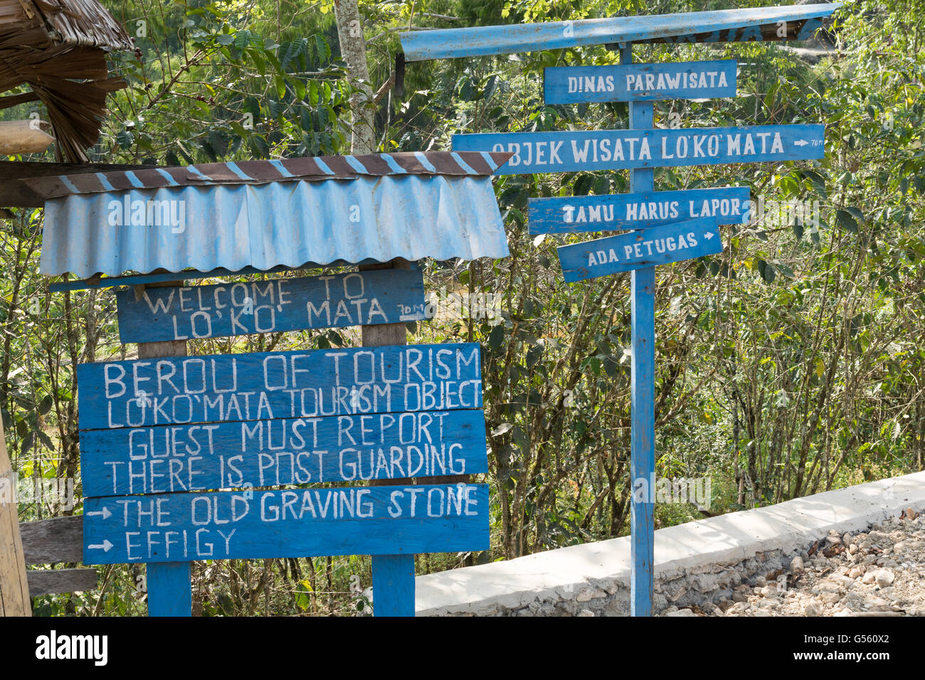 Indonesia, Sulawesi Selatan, Toraja Utara, Welcome sign and signpost