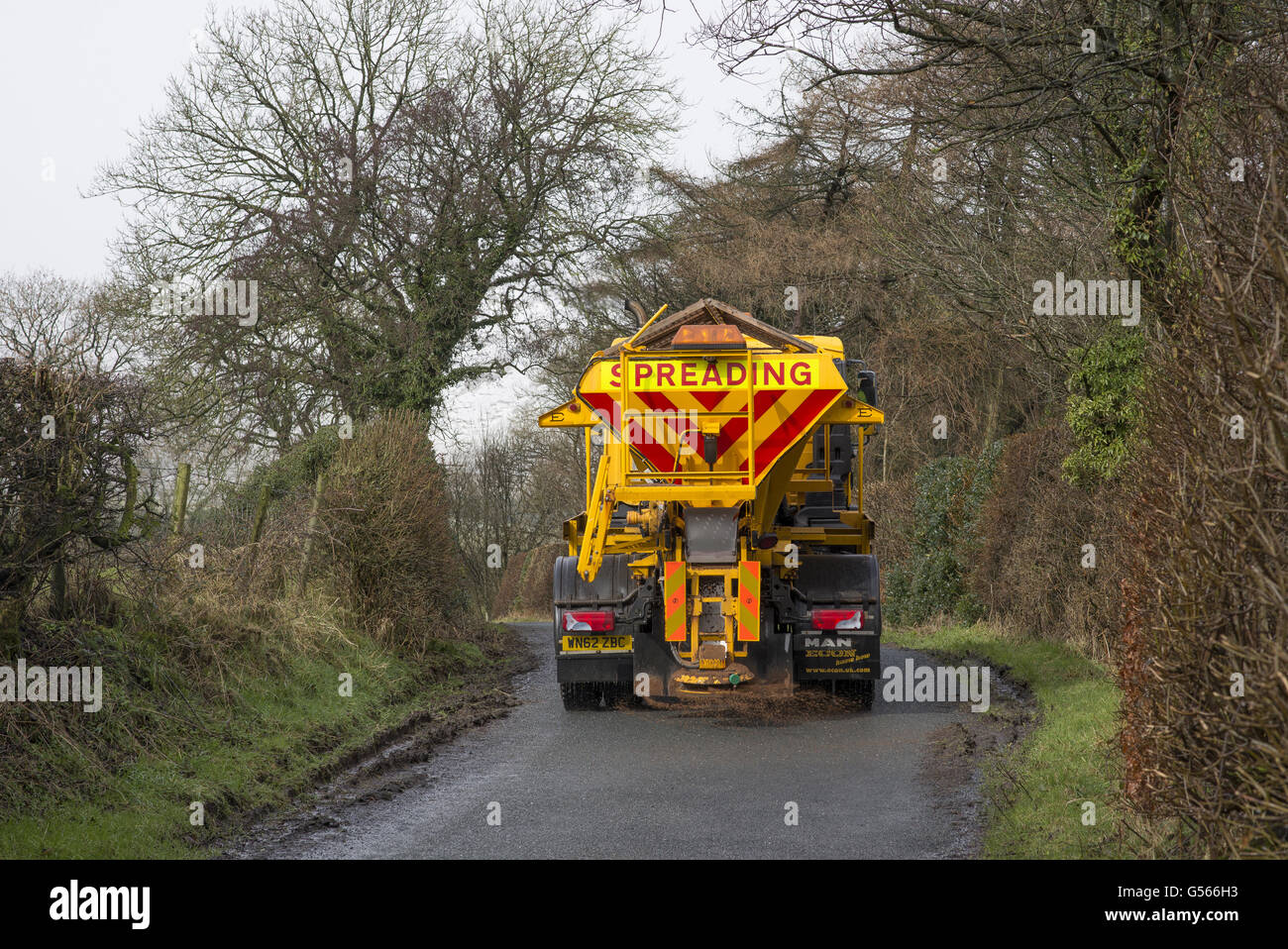 Gritting lorry spreading grit salt hires stock photography and images