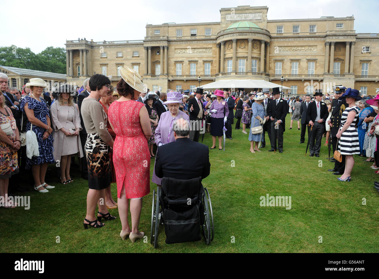 Buckingham Palace Garden Party Stock Photo Alamy buckingham-palace-garden-party-stock-photo-alamy