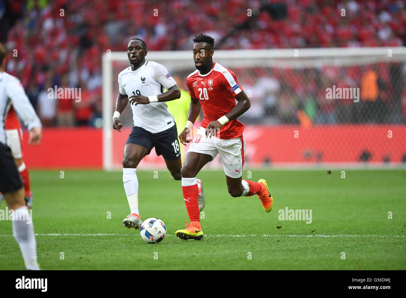 Lille, France. 19th June, 2016. Moussa Sissoko (l) of France and Johan Djourou of Switzerland vie for the ball during the preliminary round match between Switzerland and France at Pierre Mauroy stadium in Lille, France, 19 June, 2016. Photo: Marius Becker/dpa/Alamy Live News Stock Photo