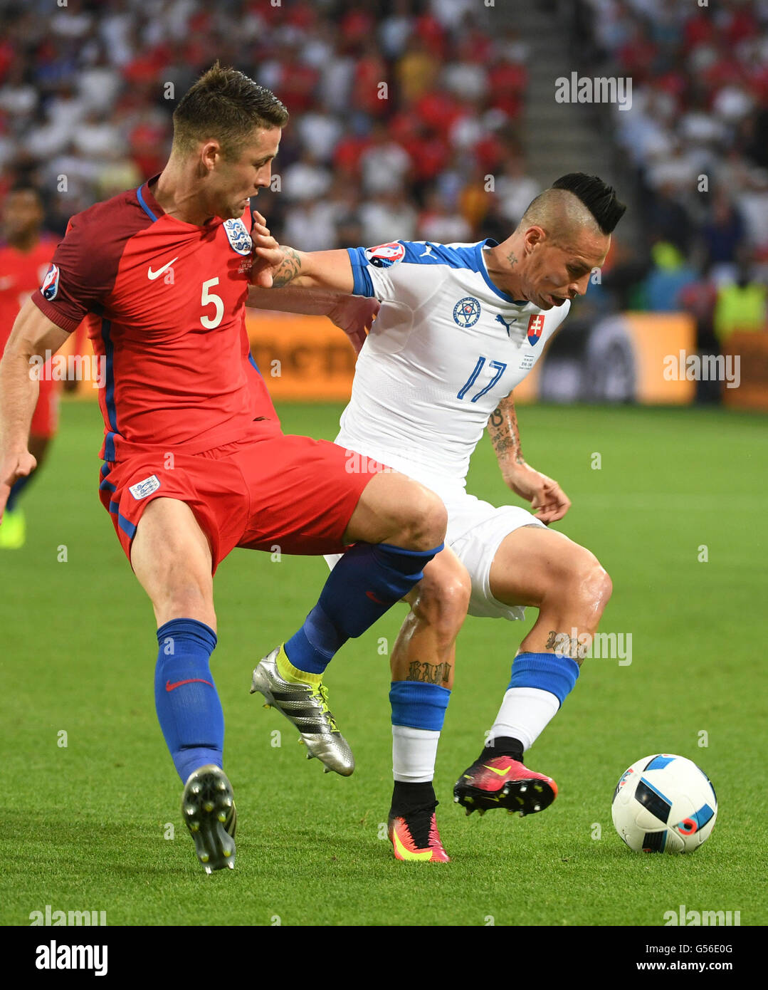 Saint Etienne, France. 20th June, 2016.  Gary Cahill(L) of England vies with Marek Hamsik of Slovakia during their Euro 2016 Group B soccer match in Saint-Etienne, France, June 21, 2016. Credit:  Xinhua/Alamy Live News Stock Photo