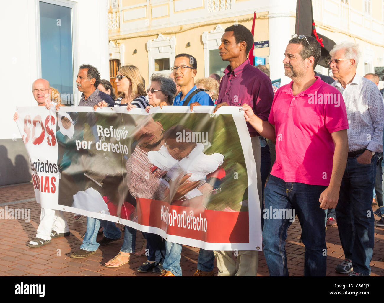 Las Palmas, Gran Canaria, Canary Islands, Spain, 20th June 2016. People carry a banner demanding refuge as a right on World refugee day march in Las Palmas, the capital of Gran Canaria. Credit:  Alan Dawson News/Alamy Live News Stock Photo