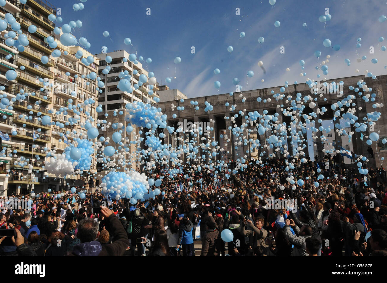 Rosario, Argentina. 20th June, 2016. Residents throw ballons during the commemoration of the Argentina's Flag Day in the city of Rosario, province of Santa Fe, Argentina, on June 20, 2016. Credit:  Jose Granata/TELAM/Xinhua/Alamy Live News Stock Photo