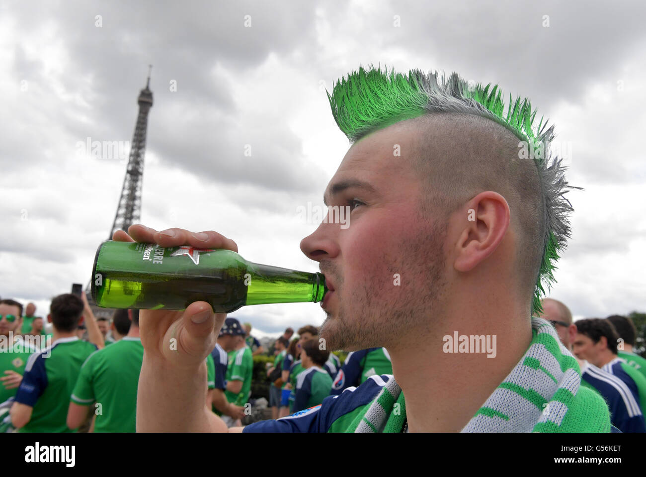 Paris, France. 21st June, 2016. A supporter of Northern Ireland drinks in front of the Eiffel Tower before the UEFA Euro 2016 Group C soccer match between Northern Ireland vs Germany at the Parc des Princes stadium in Paris, France, 21 June 2016. Photo: Peter Kneffel/dpa/Alamy Live News Stock Photo