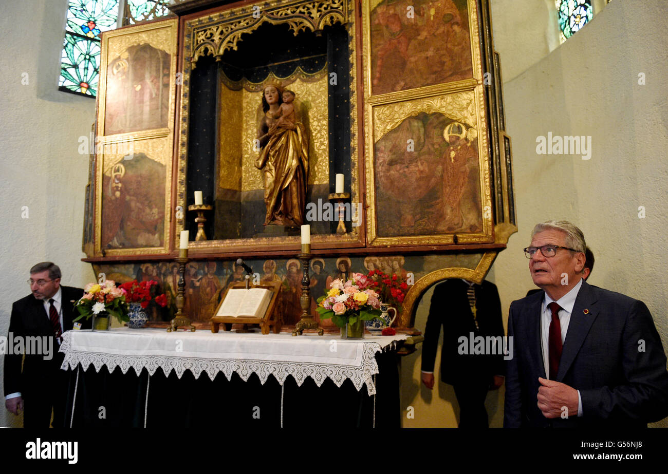 Cisnadie, Romania. 21st June, 2016. German President Joachim Gauck (r) visits the church castle in Cisnadie, Romania, 21 June 2016. The five-day journe of the German President continues in the EU partner country Romania. PHOTO: RAINER JENSEN/dpa/Alamy Live News Stock Photo