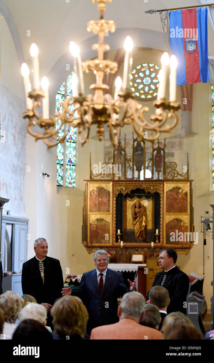 Cisnadie, Romania. 21st June, 2016. German President Joachim Gauck (c) speaking to the parish members at the church castle in Cisnadie, Romania, 21 June 2016. The five-day journe of the German President continues in the EU partner country Romania. PHOTO: RAINER JENSEN/dpa/Alamy Live News Stock Photo