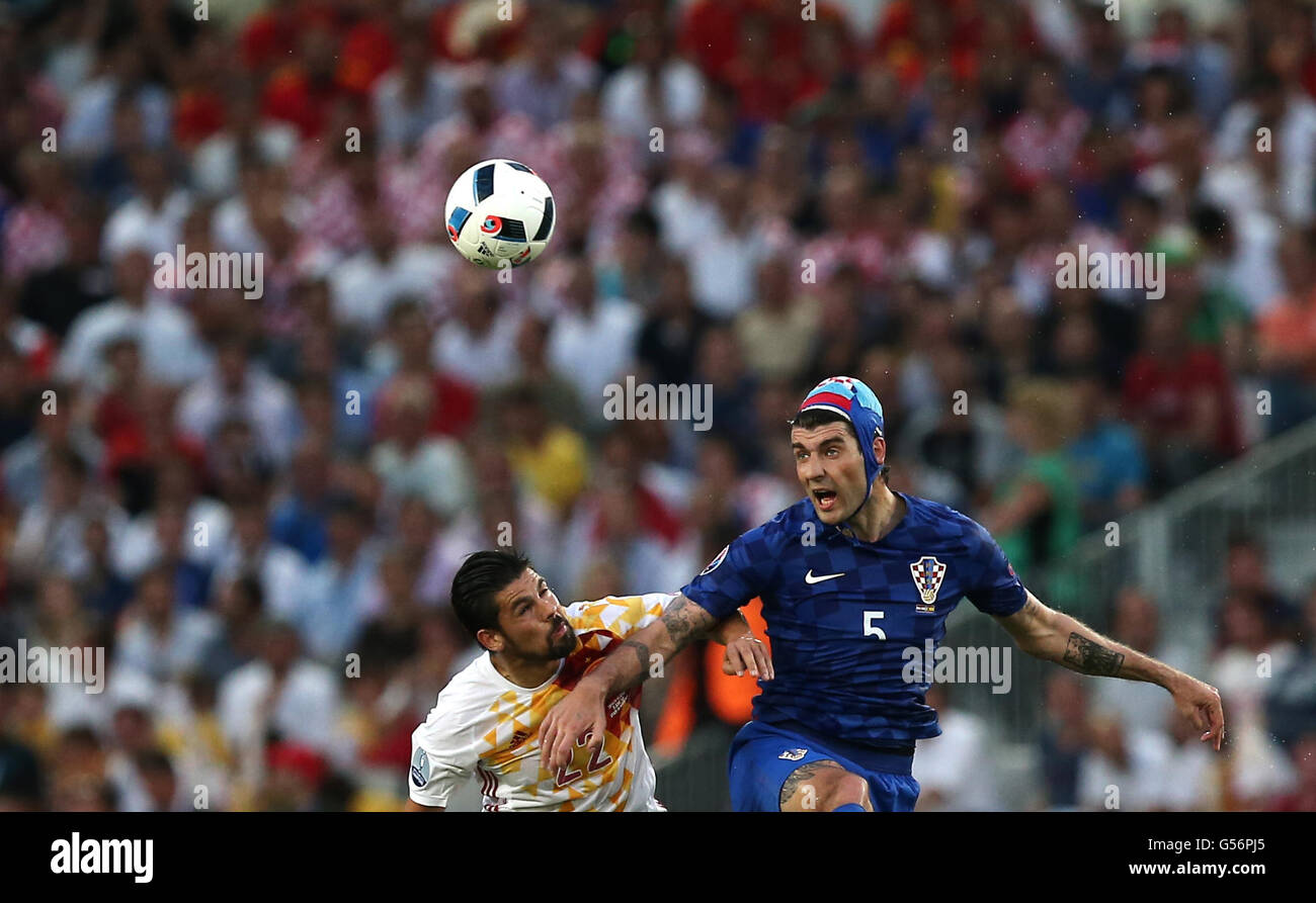 (160622) -- BORDEAUX, June 22, 2016 (Xinhua) -- Nolito (L) of Spain vies with Vedran Corluka of Croatia during their Euro 2016 Group D soccer match in Bordeaux, France, June 21, 2016. (Xinhua/Zhang Fan) Stock Photo