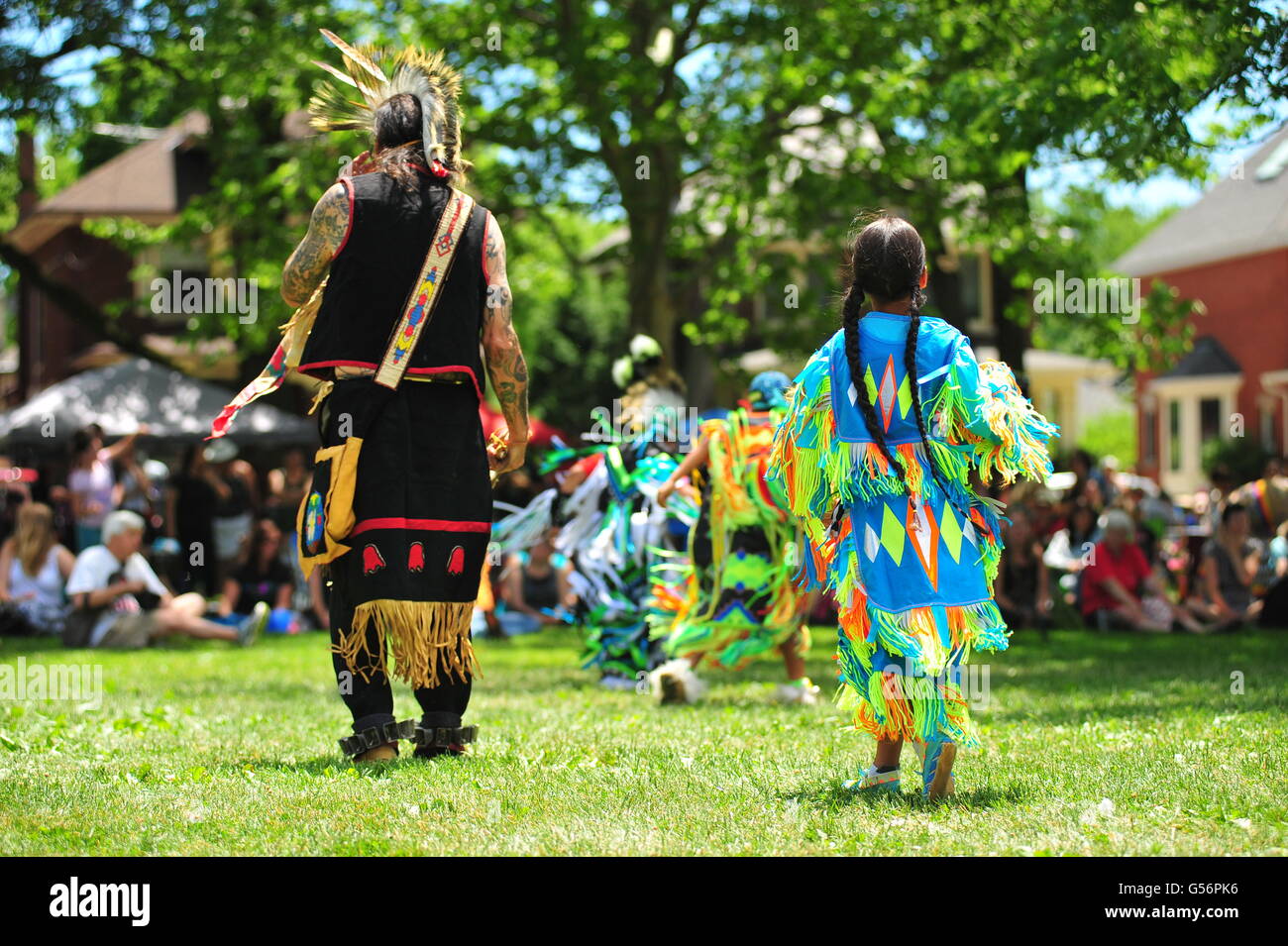 Canada aboriginal drumming hi-res stock photography and images - Alamy