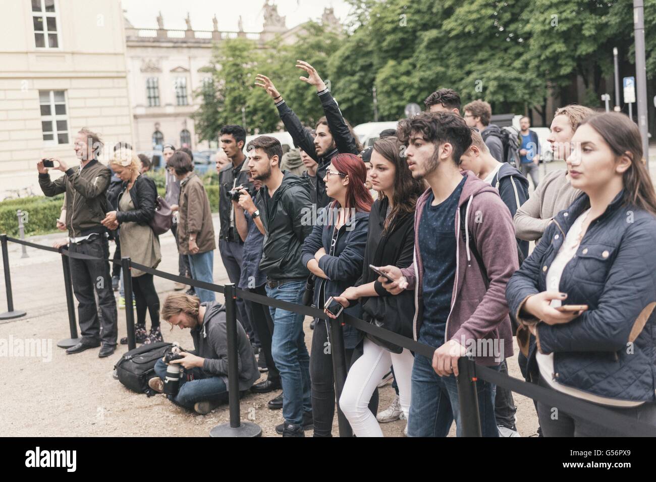 Berlin, Berlin, Germany. 21st June, 2016. Spectators react to the tigers in the cage. The political art group 'Center for Political Beauty' (Zentrum fÃ¼r Politische SchÃ¶nheit, ZPS) sets up Roman-style arena for refugees to be devoured by tigers in outside the Maxim Gorki theater in Berlin. © Jan Scheunert/ZUMA Wire/Alamy Live News Stock Photo