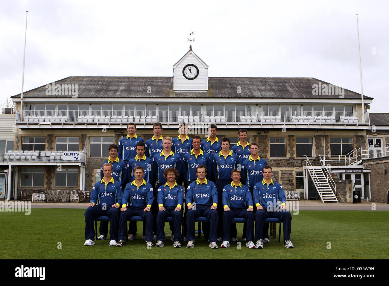 The Gloucestershire County cricket club team photo in Twenty20 kit (bottom row left to right) Ian Saxelby, Chris Dent, Hamish Marshall, Captain Alex Gidman, Jonathan Batty, Will Gidman (middle row left to right) Richard Coughtrie, Jack Taylor, Liam Norwell, David Wade, James Fuller, Ian Cockbain, (top row left to right) Paul Muchall, Graeme McCarter, David Payne, Ed Young, Dan Housego Stock Photo