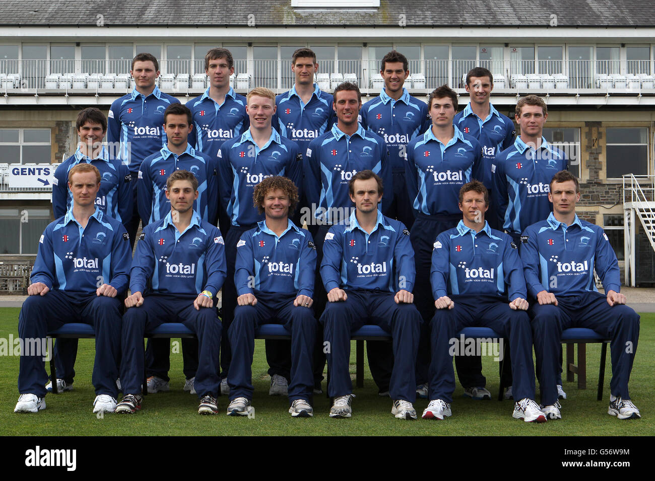 The Gloucestershire County cricket club team photo in One Day kit (bottom row left to right) Ian Saxelby, Chris Dent, Hamish Marshall, Captain Alex Gidman, Jonathan Batty, Will Gidman (middle row left to right) Richard Coughtrie, Jack Taylor, Liam Norwell, David Wade, James Fuller, Ian Cockbain, (top row left to right) Paul Muchall, Graeme McCarter, David Payne, Ed Young, Dan Housego Stock Photo