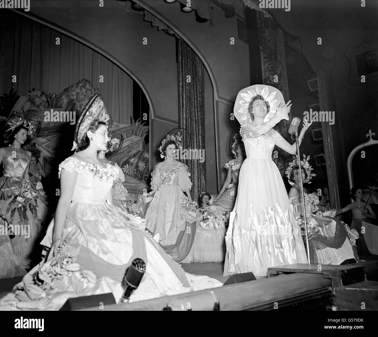 Singer Vera Lynn singing during the dress rehearsal at the Victoria Palace, London, for the Royal Variety Performance. Stock Photo