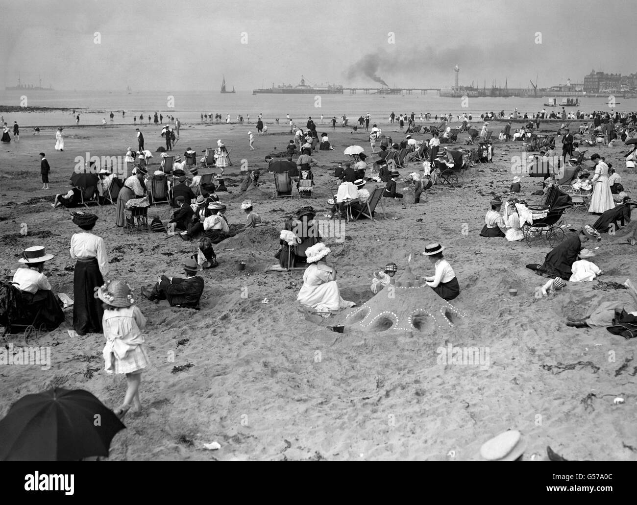 MARGATE c1910: Edwardian holidaymakers enjoying themselves at the seaside at Margate, Kent. Stock Photo