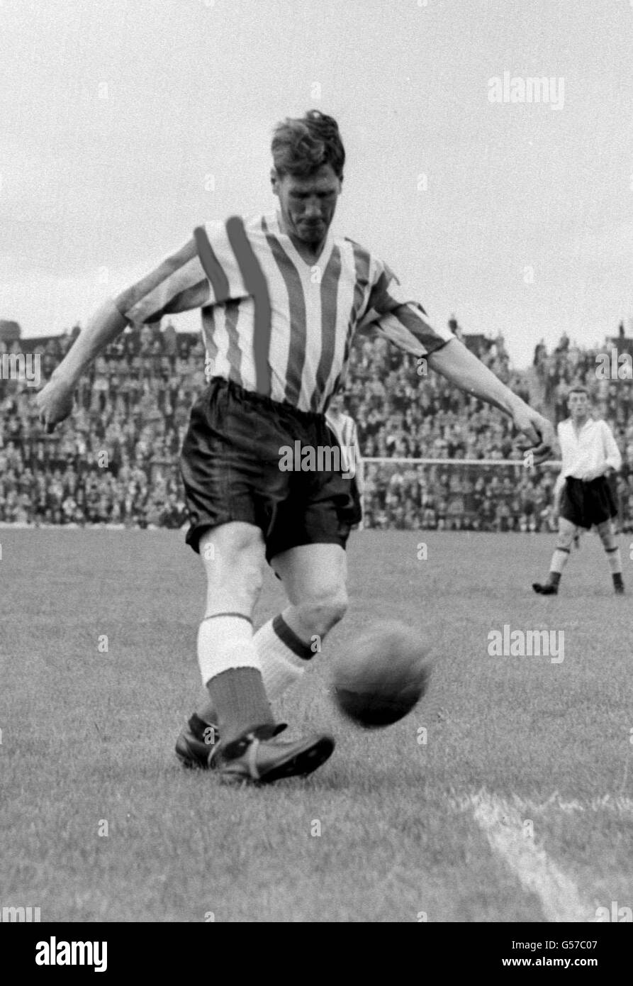 Sunderland forward Len Shackleton in action in 1957. 28/11/00: Shackleton dies aged 78. The former England international, who scored 101 times in 348 appearances for the north-east club, passed away in hospital at around midday. * Shackleton, known as the Clown Prince of Soccer' because of his entertaining skills, suffered a heart attack in August from which he never fully recovered. Stock Photo