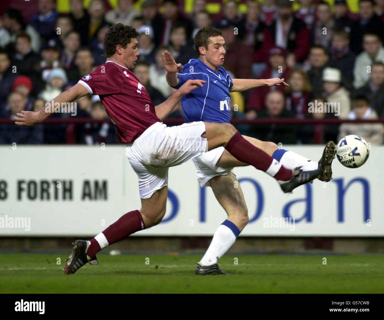 Petric Rangers Glasgow Rangers' Barry Ferguson (right) holds off Heart of Midlothian`s ...