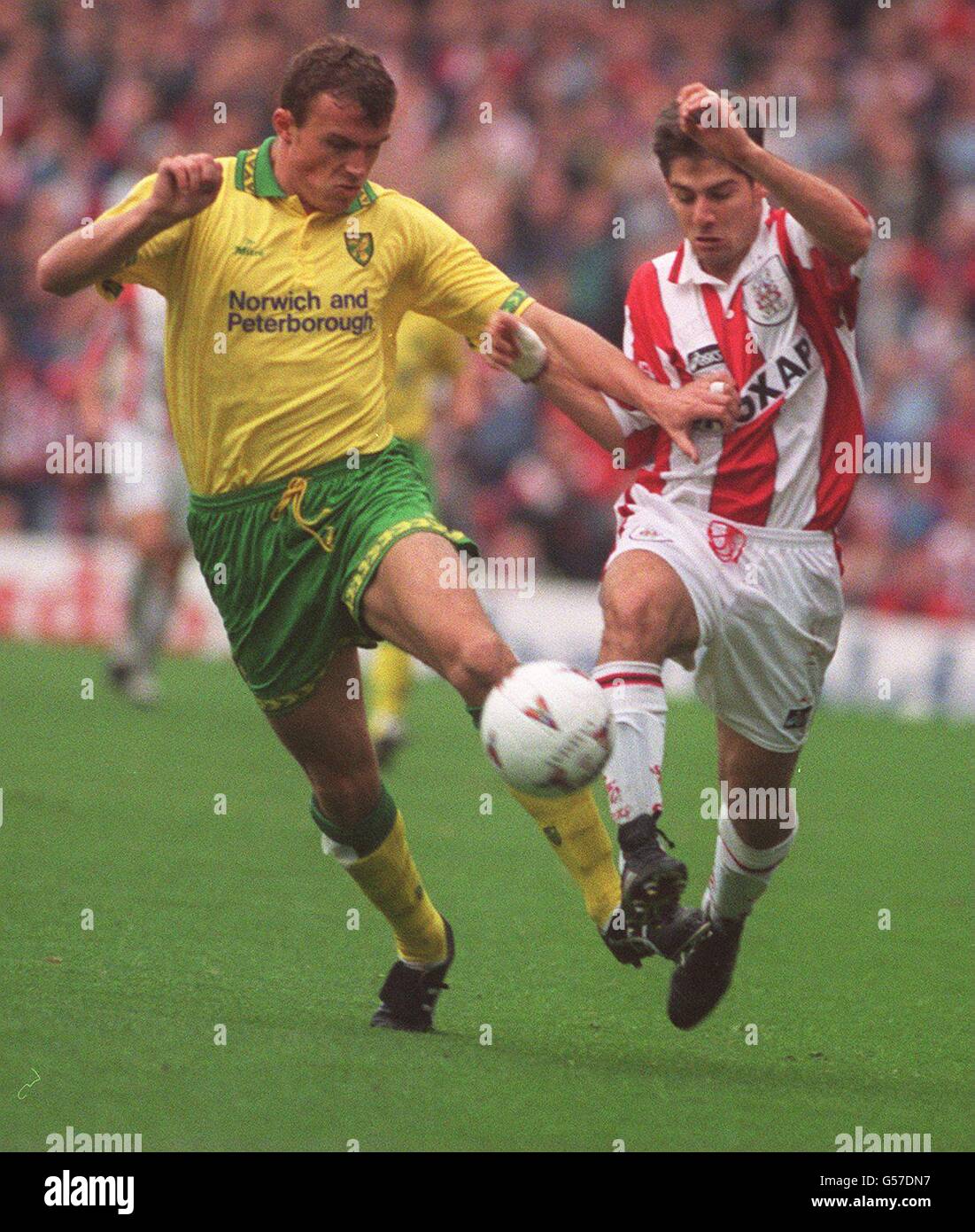 L-R: John Newsome (Norwich City) battles for the ball with Paul Peschisolido (Stoke City) Stock Photo