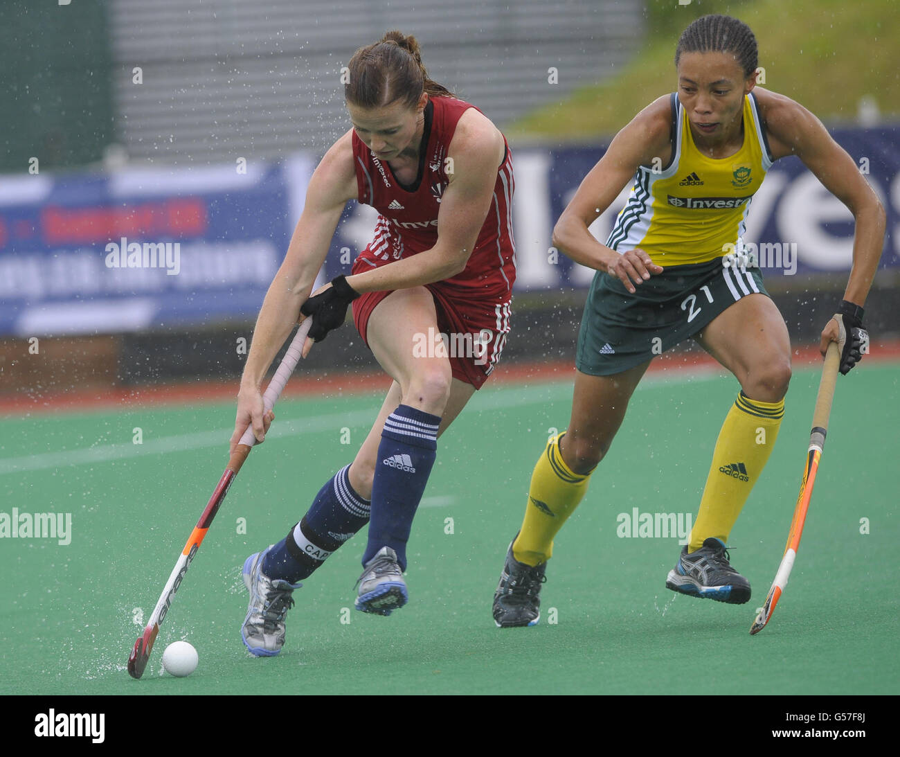 Great Britain's Helen Richardson challenges South Africa's Lenise Marais during their pool game in the Investec London Cup at the Quintin Hogg Memorial Ground, London. Stock Photo