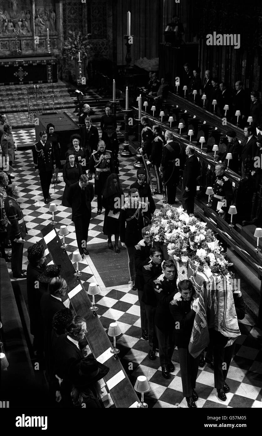 The funeral service for the Duke of Gloucester (brother of King George VI) in St. George's Chapel, Windsor. Behind the bearer party are (nearest from l) Prince Richard of Gloucester, the Duchess and new Duchess, the Queen, Duke of Edinburgh, Queen Mother, Prince of Wales, Princess Margaret, Lord Snowdon, Princess Anne and the Duchess of Kent. Stock Photo