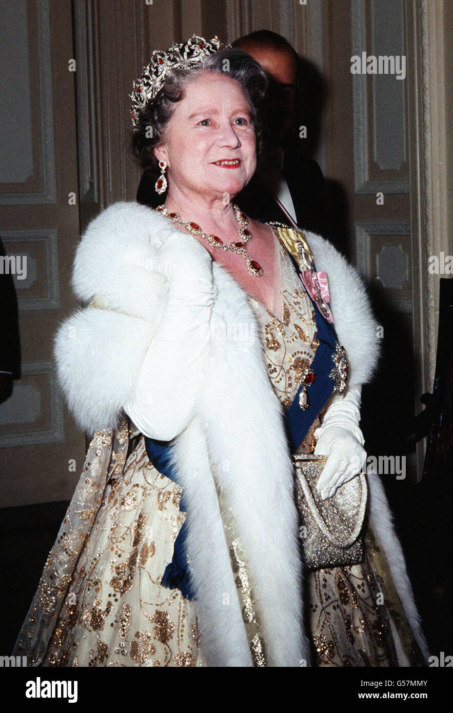 The Queen Mother arrives at the Italian Embassy, London, for a banquet hosted by President Saragat of Italy. Stock Photo